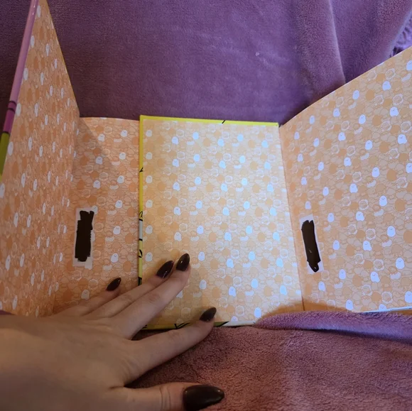 Gudetama Books Set - Yellow and Purple - Picture 4 of 4